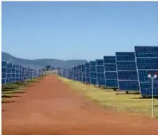 Campo de paneles solares en línea.
