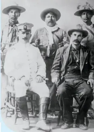 Fotografía grupal de los obregonistas, hombres armados con sombrero y uniforme revolucionario.