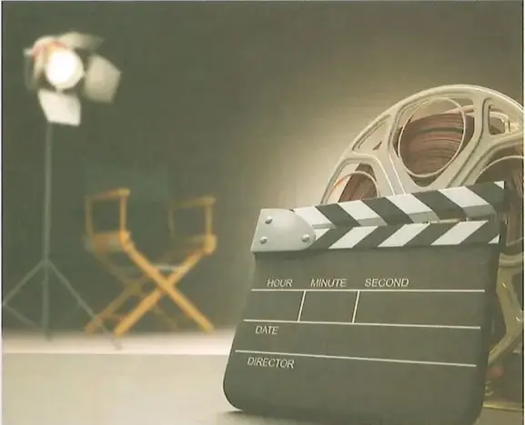 Imagen en el panel lateral que muestra un portátil o claqueta cinematográfica, acompañando la instrucción de ver el video en lynk.ec/8y21 sobre el cine ecuatoriano.