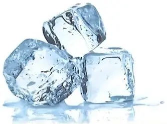 Fotografía de varios cubos de hielo, que representan el estado sólido.