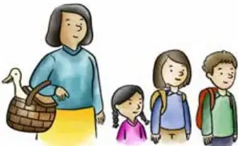 Familia con una señora que lleva un canasto y tres niños, llegando a una estación.