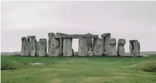 Fotografía de Stonehenge: piedras megalíticas sobre pradera verde.
