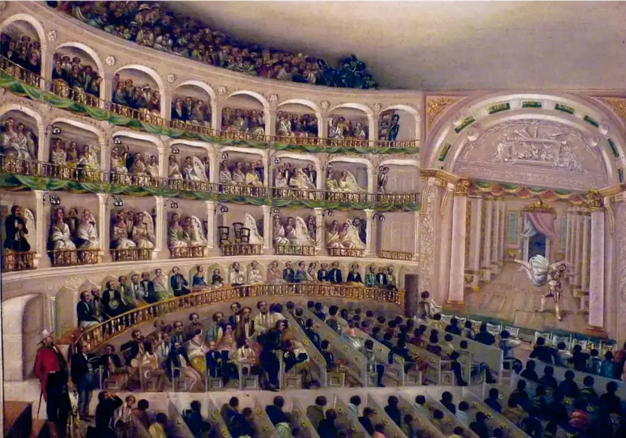 Ilustración o acuarela del interior del teatro en el siglo XIX: varios pisos de palcos arqueados llenos de espectadores con ropa de época, luneta con butas y un escenario a la derecha donde actúa una bailarina con vestido blanco, con telón y arquitectura clásica.