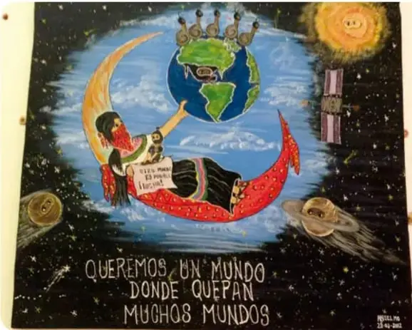 Pintura de fondo estrellado con una mujer indígena sentada sobre una luna creciente; sostiene el planeta Tierra y lleva un libro. A un lado hay un Sol con rostro y un satélite. Abajo se lee: "QUEREMOS UN MUNDO DONDE QUEPAN MUCHOS MUNDOS".