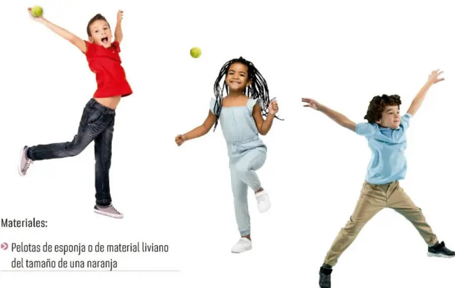 Tres niños y niñas en movimiento lanzando pelotas verdes al aire; uno salta, otra gira y otro extiende los brazos.