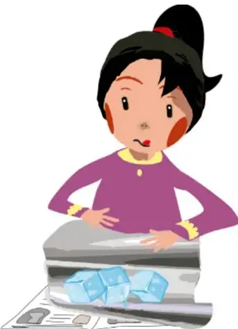 Ilustración de una niña junto a una mesa con hielos envueltos en papel aluminio y periódico.