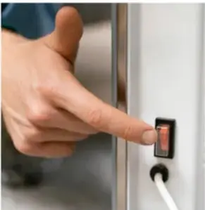 Mano que apaga un interruptor de pared.