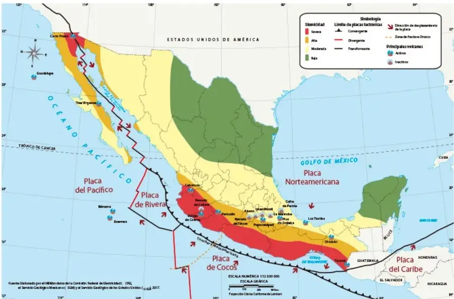 Mapa de la República Mexicana que muestra la sismicidad y las placas tectónicas. Se observan zonas coloreadas según la intensidad sísmica (rojo, naranja, amarillo, verde) y los límites entre las placas del Pacífico, Rivera, Cocos, Norteamericana y del Caribe. También se indican epicentros y volcanes activos e inactivos.