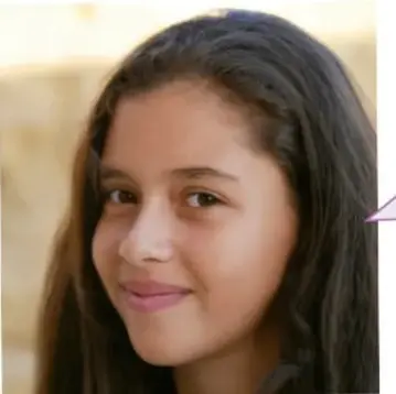 Fotografía de una niña sonriente con cabello largo.