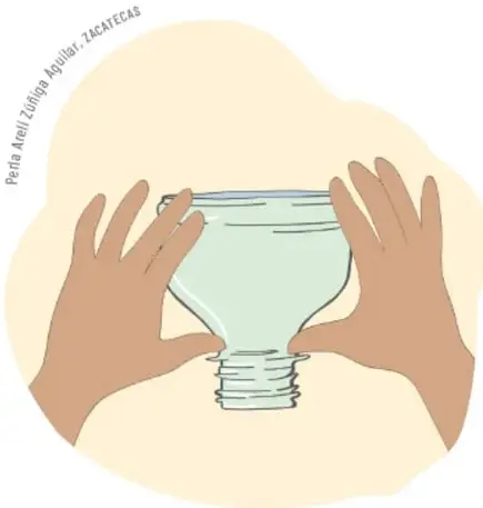 Manos sosteniendo la parte superior de una botella cortada, formando un embudo o cono.