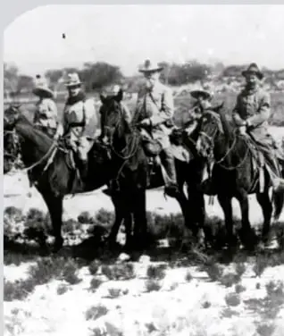 Fotografía de los carrancistas a caballo en un paisaje árido.