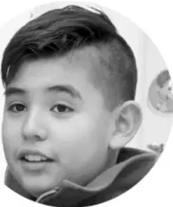 Fotografía de un niño leyendo o hablando, con la boca abierta, como ejemplo de participante en el recital.