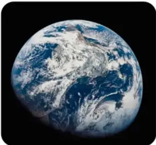 Fotografía de la Tierra vista desde el espacio mostrando océanos y nubes sobre fondo negro.