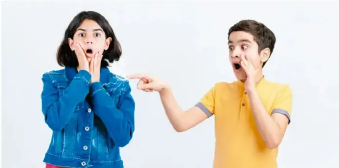 Dos adolescentes: uno señala a la otra y ambos muestran sorpresa, representando una descarga eléctrica al tocarse.