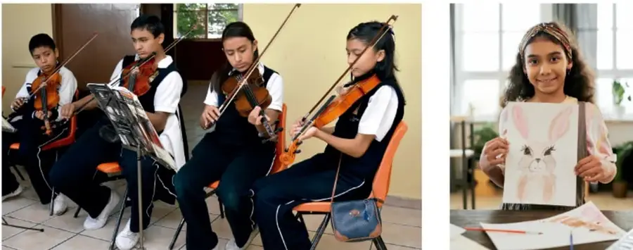 Cuatro estudiantes sentados tocan el violín con partituras, como parte de una práctica musical escolar.