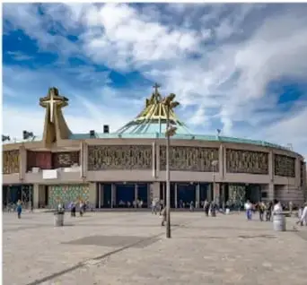 Basílica de la Virgen de Guadalupe en México con su arquitectura moderna y el campo atrial.
