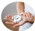 Fotografía de manos sosteniendo un cronómetro o reloj.