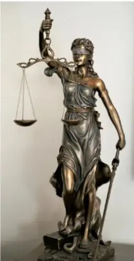 Fotografía de la estatua de la Justicia: mujer con los ojos vendados sosteniendo una balanza y una espada, símbolo del derecho.
