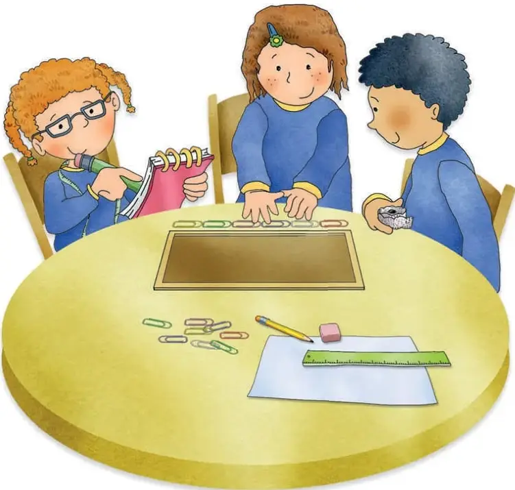 Ilustración de tres estudiantes (dos niñas y un niño) sentados a una mesa redonda amarilla, anotando y midiendo en un cuaderno.