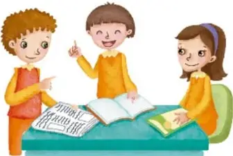 Ilustración de tres estudiantes alrededor de una mesa con libros y cuadernos, uno señala un texto y los otros escuchan.