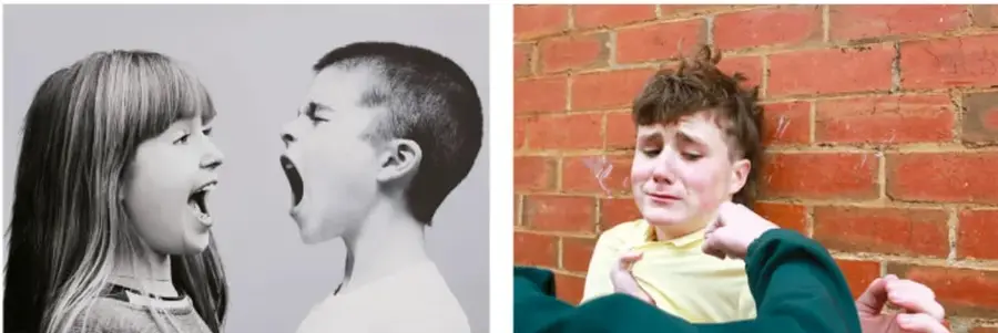Fotografía en blanco y negro de dos niños frente a frente gritándose, expresión de enojo.