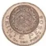 Fotografía del reverso de una moneda dorada, la Moneda Nuevo Orden Revolucionario de Veinte Pesos con el Calendario Azteca.