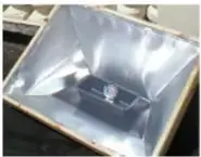 Dos fotografías de estufas solares construidas con materiales reflectantes, integradas al cuerpo del cartel.