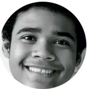 Fotografía circular en blanco y negro de un joven sonriente.