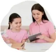 Fotografía de dos niñas revisando material de estudio sobre una mesa, con el pie de foto 'Hábito de estudio'.