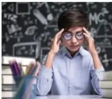 Fotografía de un estudiante pensando frente a un pizarrón con fórmulas, ilustrando el cálculo mental.