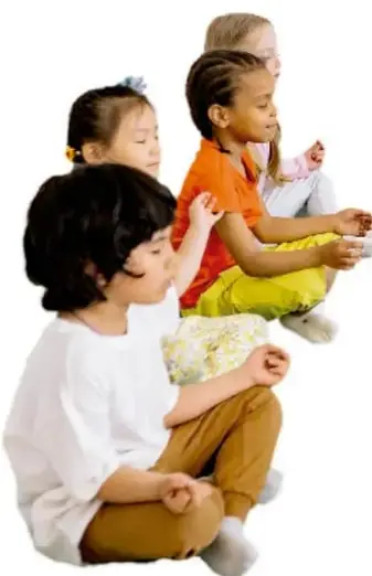 Niños y niñas sentados en el suelo escuchando o conversando durante una actividad escolar.