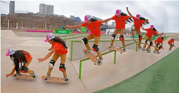 Fotografía de un grupo de niñas patinadoras con equipo de protección, patinando en una pista con obstáculos. La fricción entre las ruedas y el suelo les permite avanzar y mantener el equilibrio.