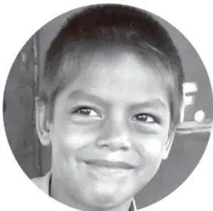 Fotografía en blanco y negro de un niño sonriente con el rostro en primer plano.