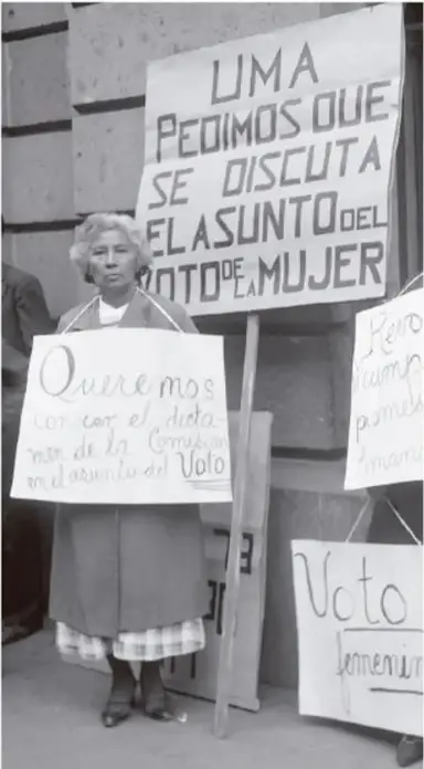 Fotografía en blanco y negro de una mujer sosteniendo carteles que dicen 'LIMA PEDIMOS QUE SE DISCUTA EL ASUNTO DEL VOTO DE LA MUJER' y 'Queremos conocer el dictamen de la Comisión en el asunto del Voto'. Otra persona sostiene un cartel que dice 'Voto femenino'.