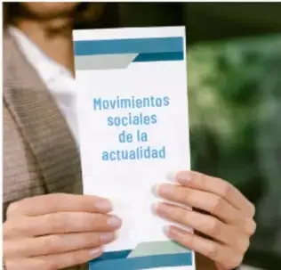 Manos sosteniendo un tríptico con el título 'Movimientos sociales de la actualidad'.