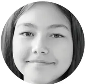 Retrato en blanco y negro de una estudiante sonriente.
