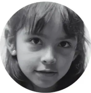 Fotografía en círculo de una niña que reflexiona