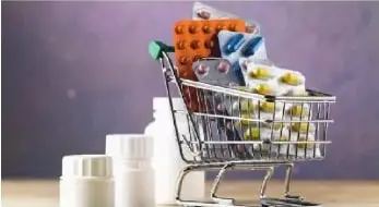 Carrito con diferentes medicamentos y el mensaje de que la automedicación puede ser fatal.