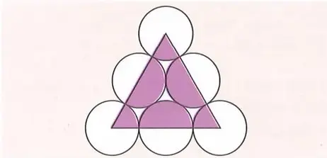 Triángulo formado entre varios círculos iguales tangentes; algunas regiones interiores están sombreadas.