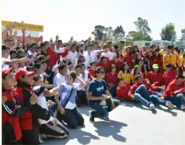 Fotografía de estudiantes caminando en un patio escolar.
