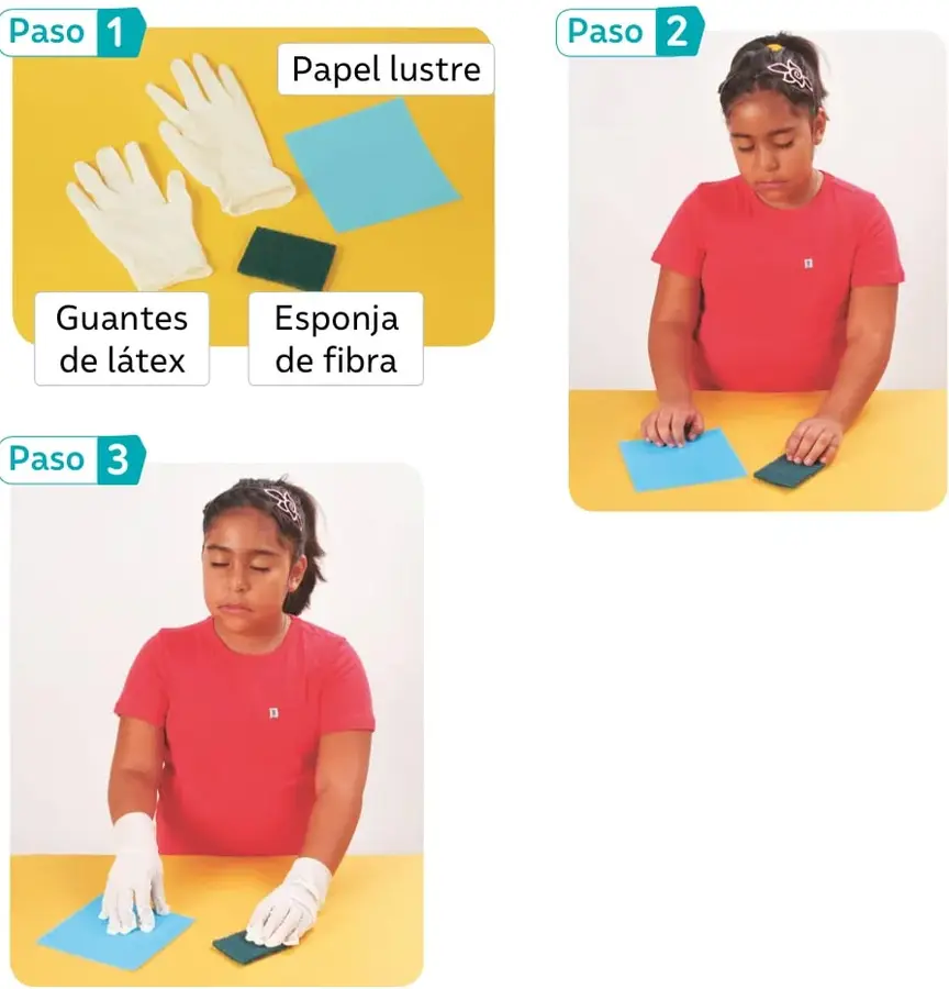 Fotografía de los materiales sobre una mesa amarilla: un par de guantes de látex blancos, un cuadrado de papel lustre celeste y una esponja de fibra verde.