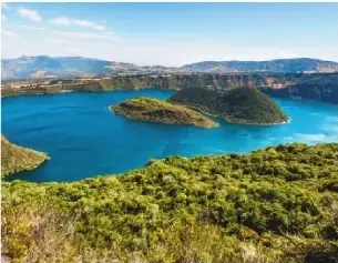 Laguna de Cuicocha, ubicada en el cráter de un volcán que se llenó de agua.