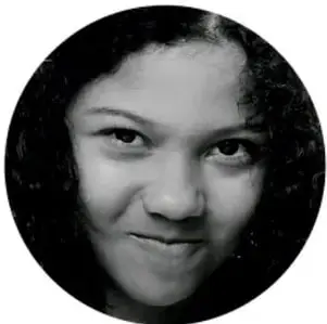 Fotografía en blanco y negro de una niña sonriente dentro de un círculo.
