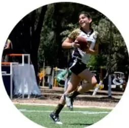 Foto circular de un niño corriendo en una cancha deportiva, ilustrando la actividad física.