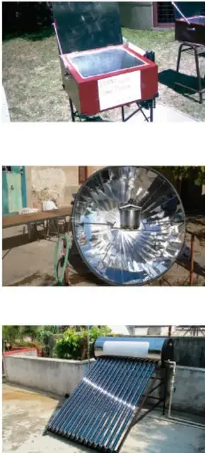 Horno solar portátil rojo con tapa reflectante usado para cocinar alimentos al aire libre.
