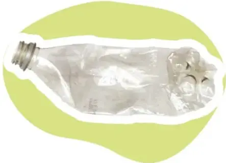 Se aplasta una botella de plástico con la mano y pisándola con un zapato; la botella aparece deformada.