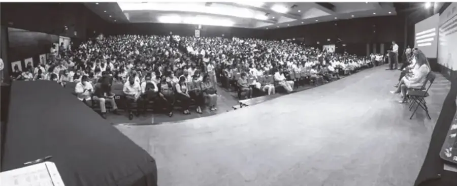 Fotografía en blanco y negro de un auditorio abarrotado de docentes o asistentes frente a un amplio escenario con panelistas; sugiere un congreso o asamblea magisterial masiva.