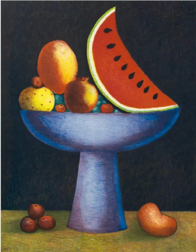 Reproducción de la pintura Frutero (1985) de Olga Costa: un frutero azul con base ancha sostiene una rebanada de sandía, un mango, una granada, un limón y frutas pequeñas; sobre la mesa hay tres frutas rojas y una naranja. El fondo es oscuro y la mesa verdosa.