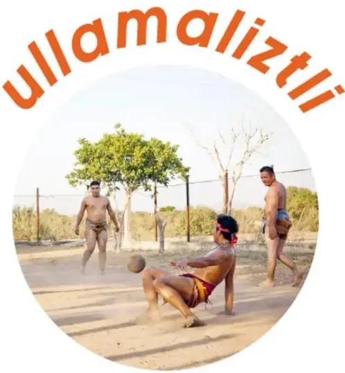 Fotografía circular con tres jugadores de ulama en una cancha de tierra; uno de ellos golpea la pelota con la cadera. Arriba, el título 'ullamaliztli' en letras naranjas.