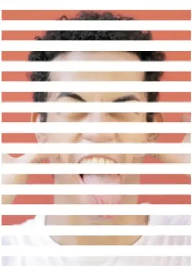 Rostro masculino cubierto por franjas rojas horizontales; se ven ojos entrecerrados y lengua fuera.